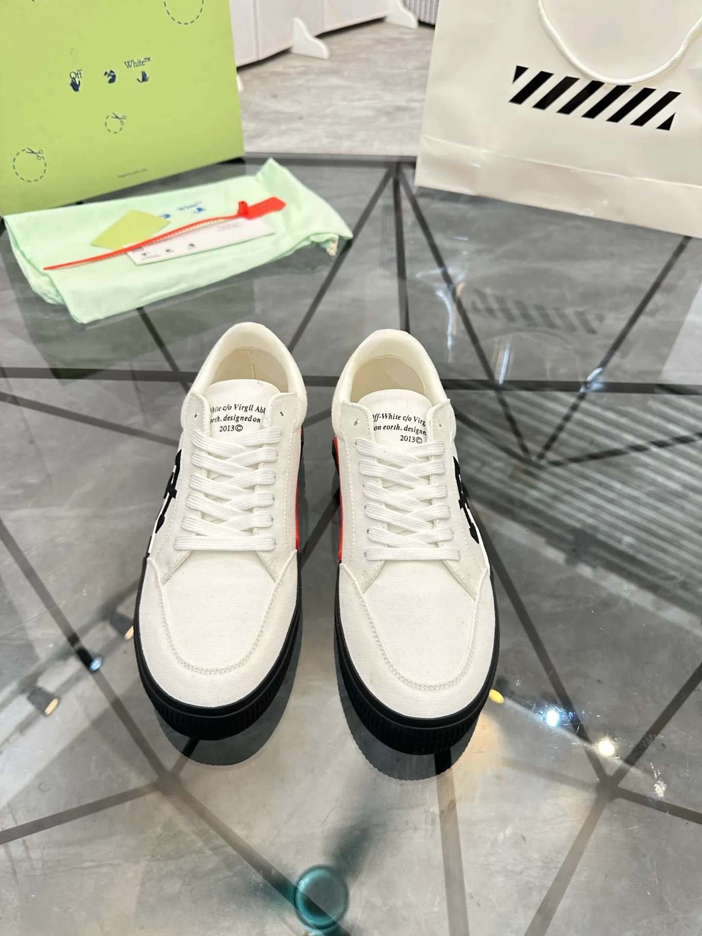 Selling men's shoes 💰: 💰P440¥ Product trademark: OFF WHITE *"OFF WHITE*" low-top casual shoes Regular size: 35-45 (can be customized to 46) Couple style Product materials: Original fabric from the upper counter, breathable lining, original outsole. No.: H203